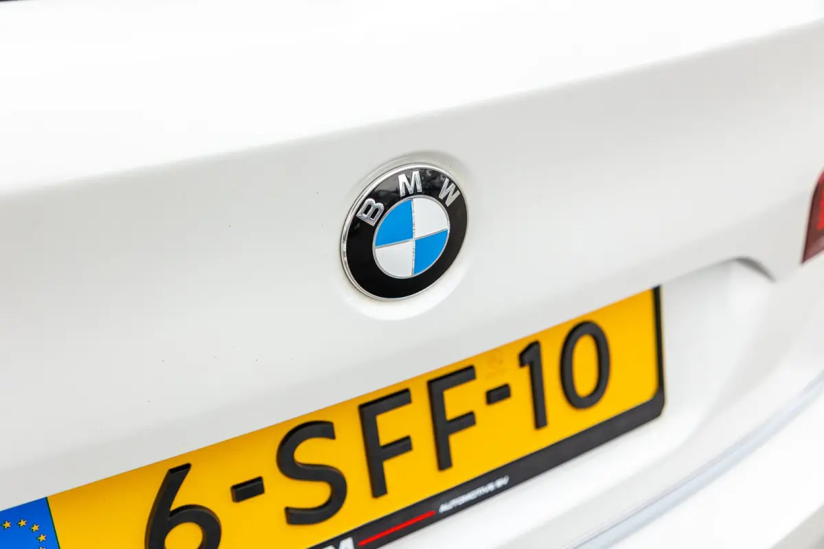 528i High Executive Panoramadak I Soft Close I Adaptive Cruise I Hifi I Head Up I Mineralweiss I NL Auto I NAP