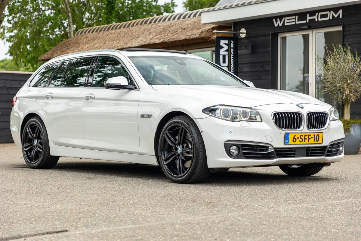 528i High Executive Panoramadak I Soft Close I Adaptive Cruise I Hifi I Head Up I Mineralweiss I NL Auto I NAP