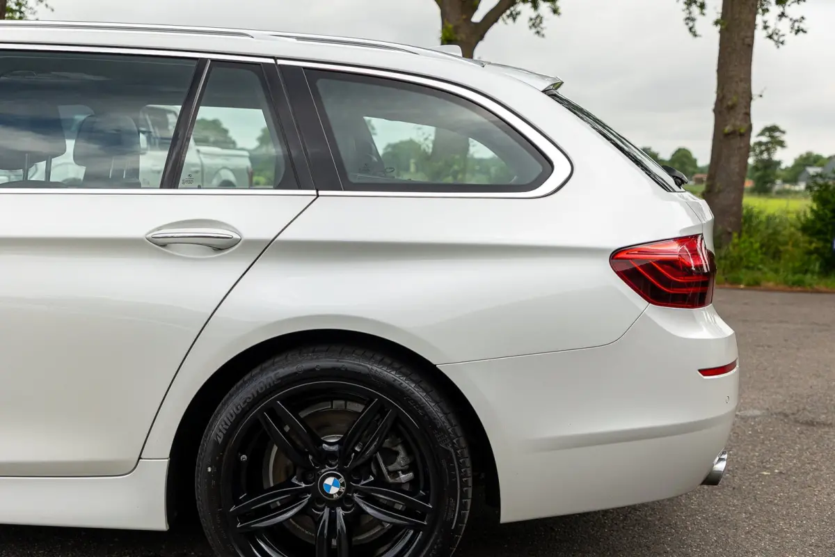 528i High Executive Panoramadak I Soft Close I Adaptive Cruise I Hifi I Head Up I Mineralweiss I NL Auto I NAP