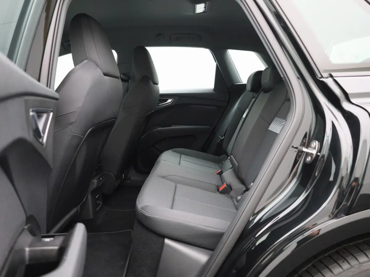 45 Edition 82 kWh | Navigatie | Climate control | Stoelverwarming | Audi smartphone interface | Dodehoekdetectie | Matrix-ledkoplampen | Parkeersensoren | Optiekpakket zwart | Alarm Klasse I