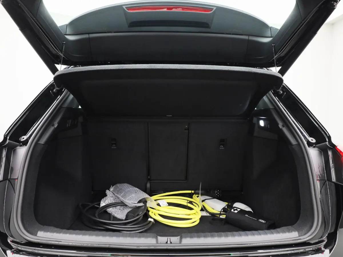 45 Edition 82 kWh | Navigatie | Climate control | Stoelverwarming | Audi smartphone interface | Dodehoekdetectie | Matrix-ledkoplampen | Parkeersensoren | Optiekpakket zwart | Alarm Klasse I