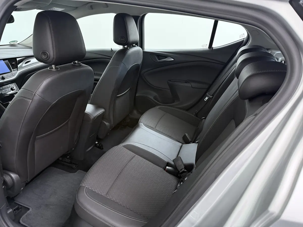 1.0 Innovation / Navigatie / Parkeersensoren / Carplay / Climate Control / 17'' LMV