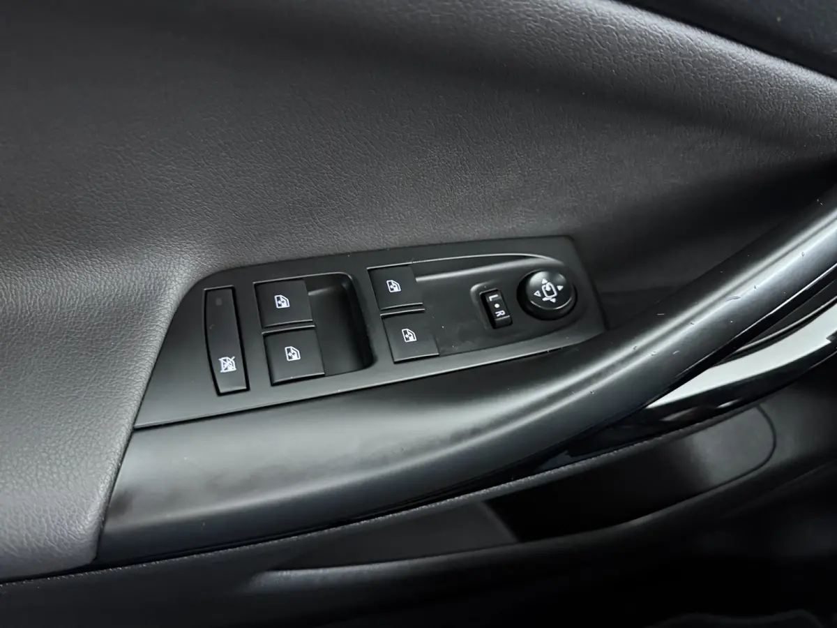 1.0 Innovation / Navigatie / Parkeersensoren / Carplay / Climate Control / 17'' LMV