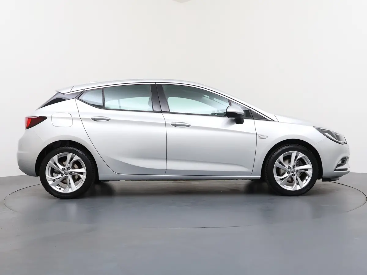 1.0 Innovation / Navigatie / Parkeersensoren / Carplay / Climate Control / 17'' LMV
