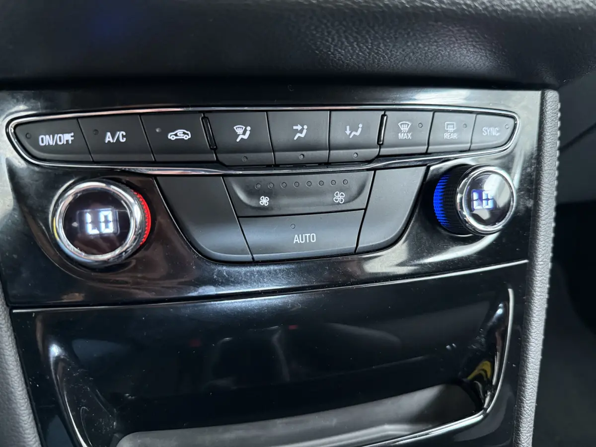 1.0 Innovation / Navigatie / Parkeersensoren / Carplay / Climate Control / 17'' LMV