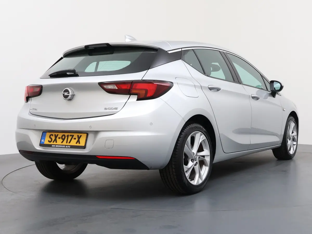 1.0 Innovation / Navigatie / Parkeersensoren / Carplay / Climate Control / 17'' LMV