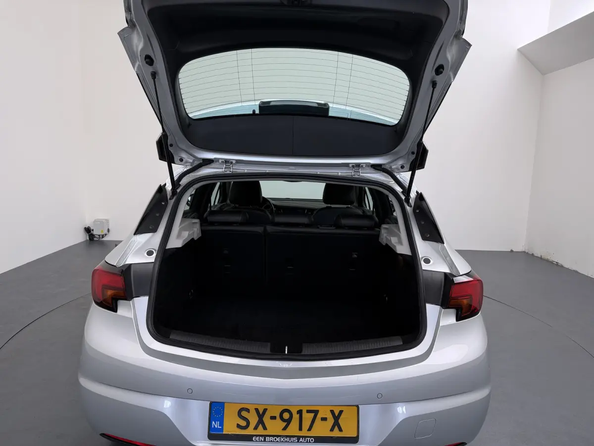1.0 Innovation / Navigatie / Parkeersensoren / Carplay / Climate Control / 17'' LMV