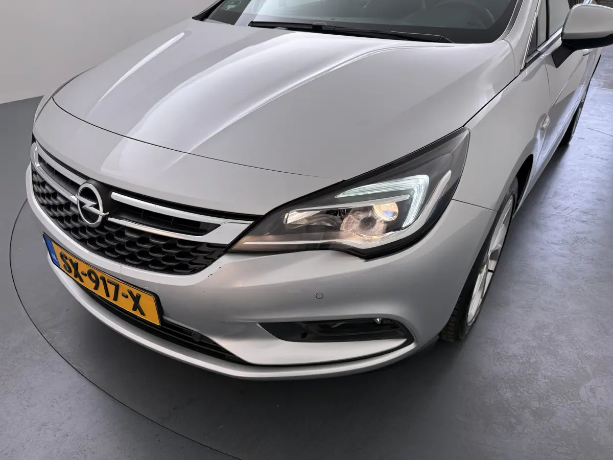 1.0 Innovation / Navigatie / Parkeersensoren / Carplay / Climate Control / 17'' LMV