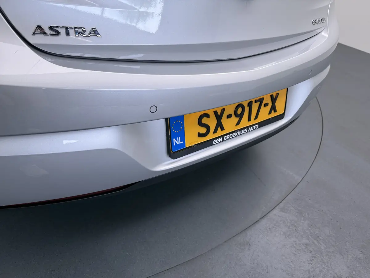 1.0 Innovation / Navigatie / Parkeersensoren / Carplay / Climate Control / 17'' LMV