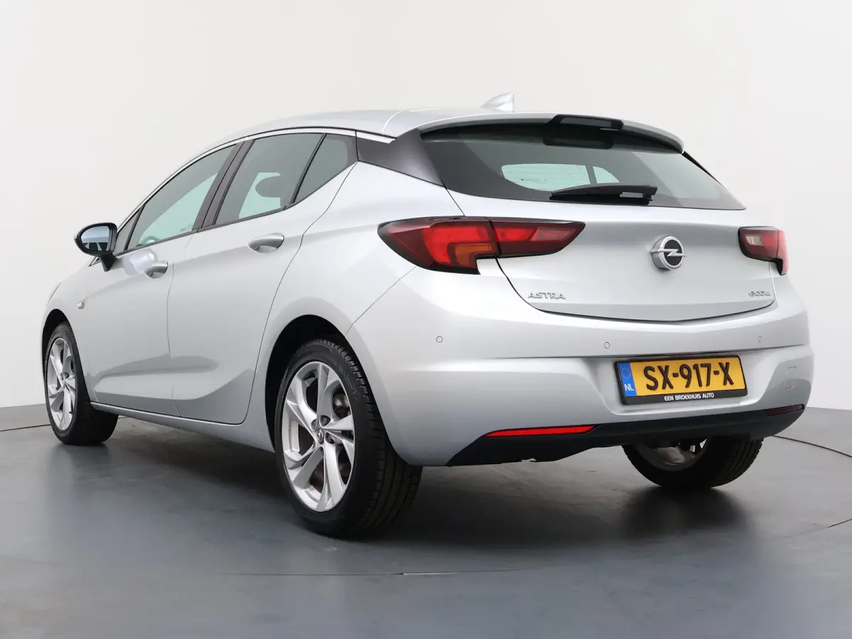 1.0 Innovation / Navigatie / Parkeersensoren / Carplay / Climate Control / 17'' LMV