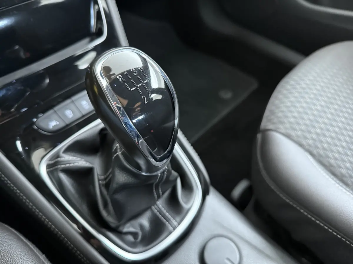 1.0 Innovation / Navigatie / Parkeersensoren / Carplay / Climate Control / 17'' LMV