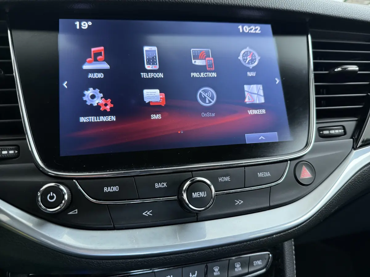 1.0 Innovation / Navigatie / Parkeersensoren / Carplay / Climate Control / 17'' LMV