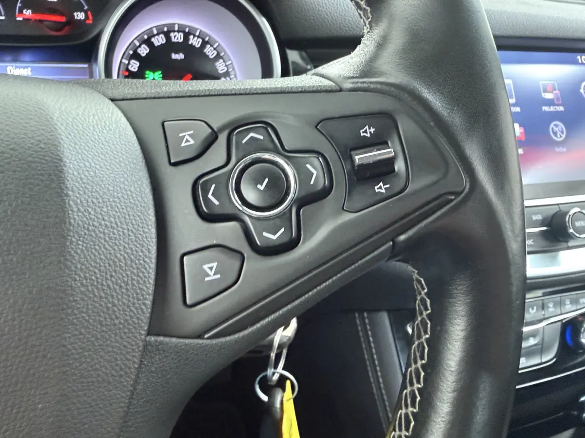 1.0 Innovation / Navigatie / Parkeersensoren / Carplay / Climate Control / 17'' LMV