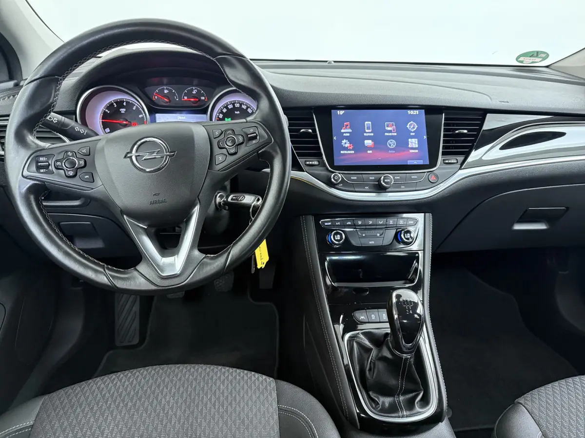 1.0 Innovation / Navigatie / Parkeersensoren / Carplay / Climate Control / 17'' LMV