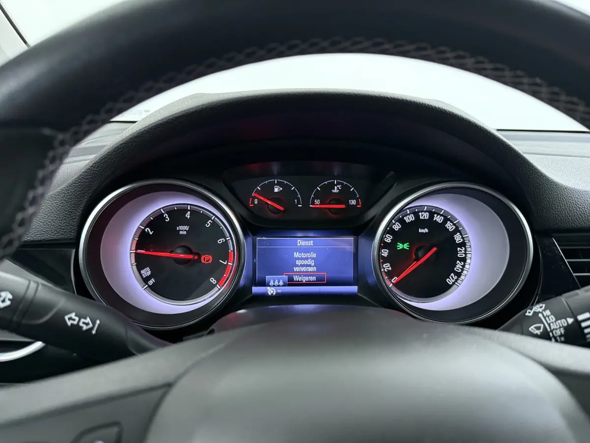 1.0 Innovation / Navigatie / Parkeersensoren / Carplay / Climate Control / 17'' LMV