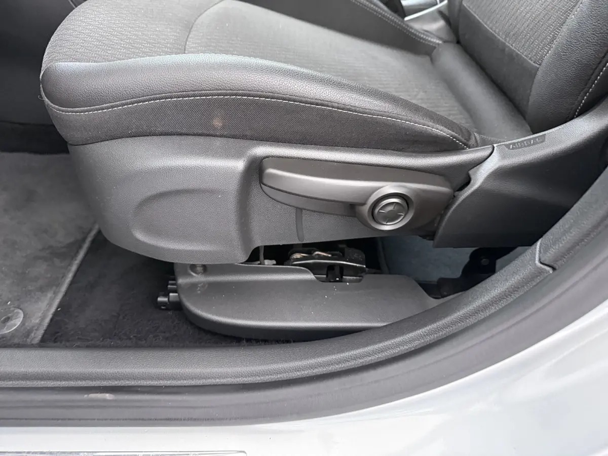 1.0 Innovation / Navigatie / Parkeersensoren / Carplay / Climate Control / 17'' LMV