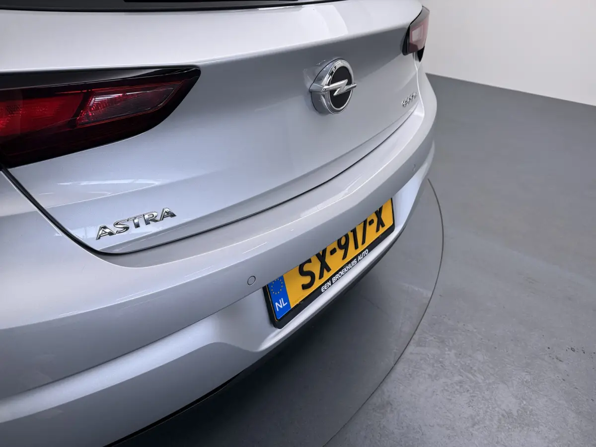 1.0 Innovation / Navigatie / Parkeersensoren / Carplay / Climate Control / 17'' LMV