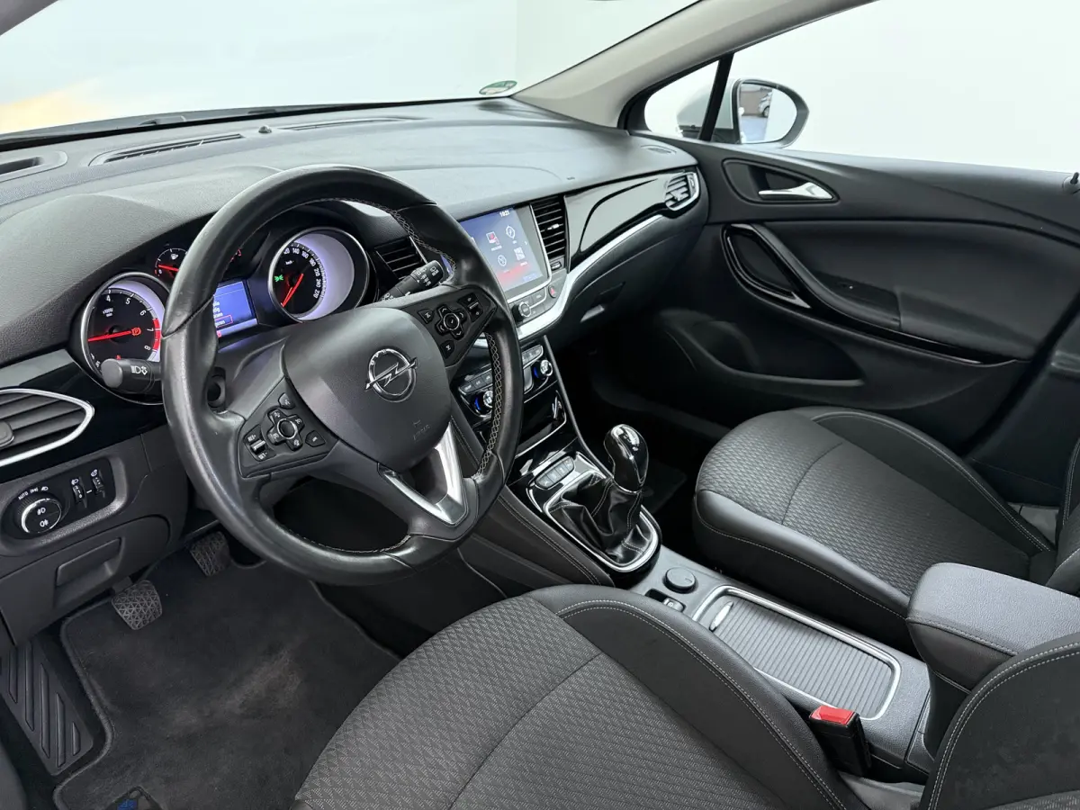 1.0 Innovation / Navigatie / Parkeersensoren / Carplay / Climate Control / 17'' LMV