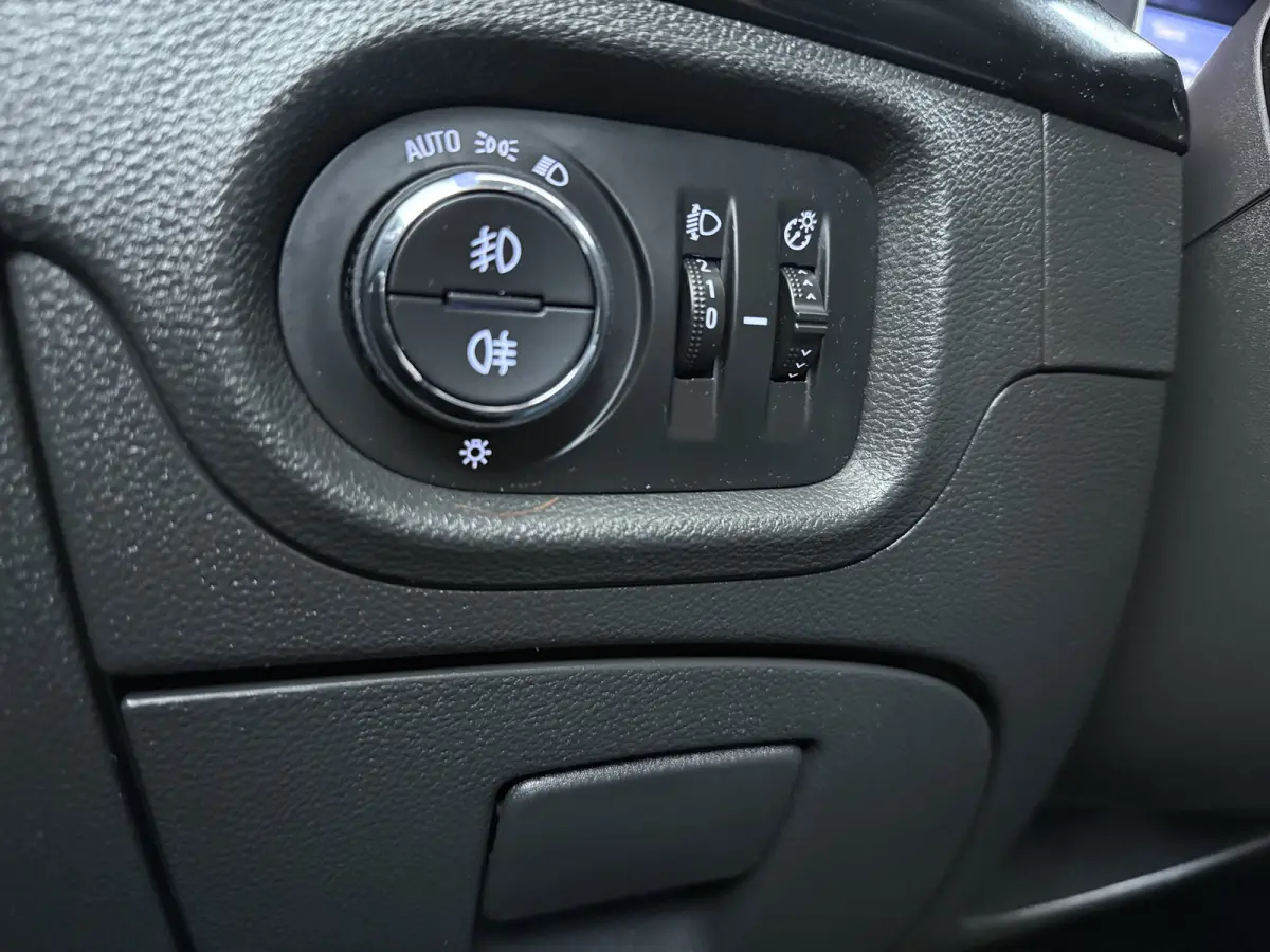 1.0 Innovation / Navigatie / Parkeersensoren / Carplay / Climate Control / 17'' LMV