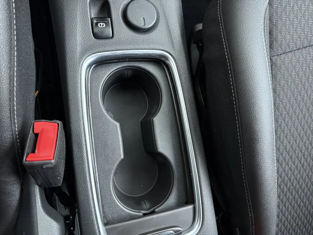 1.0 Innovation / Navigatie / Parkeersensoren / Carplay / Climate Control / 17'' LMV