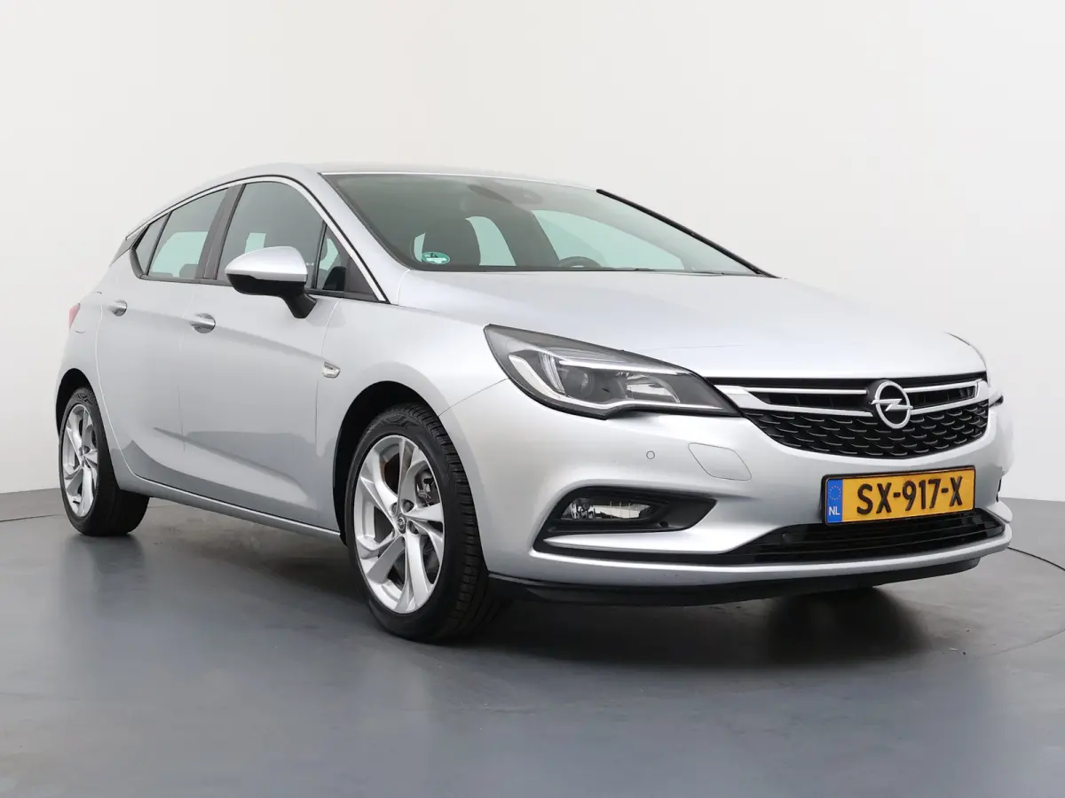 1.0 Innovation / Navigatie / Parkeersensoren / Carplay / Climate Control / 17'' LMV