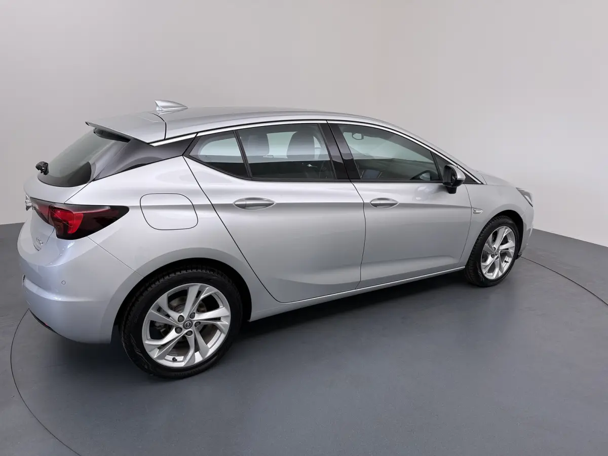 1.0 Innovation / Navigatie / Parkeersensoren / Carplay / Climate Control / 17'' LMV