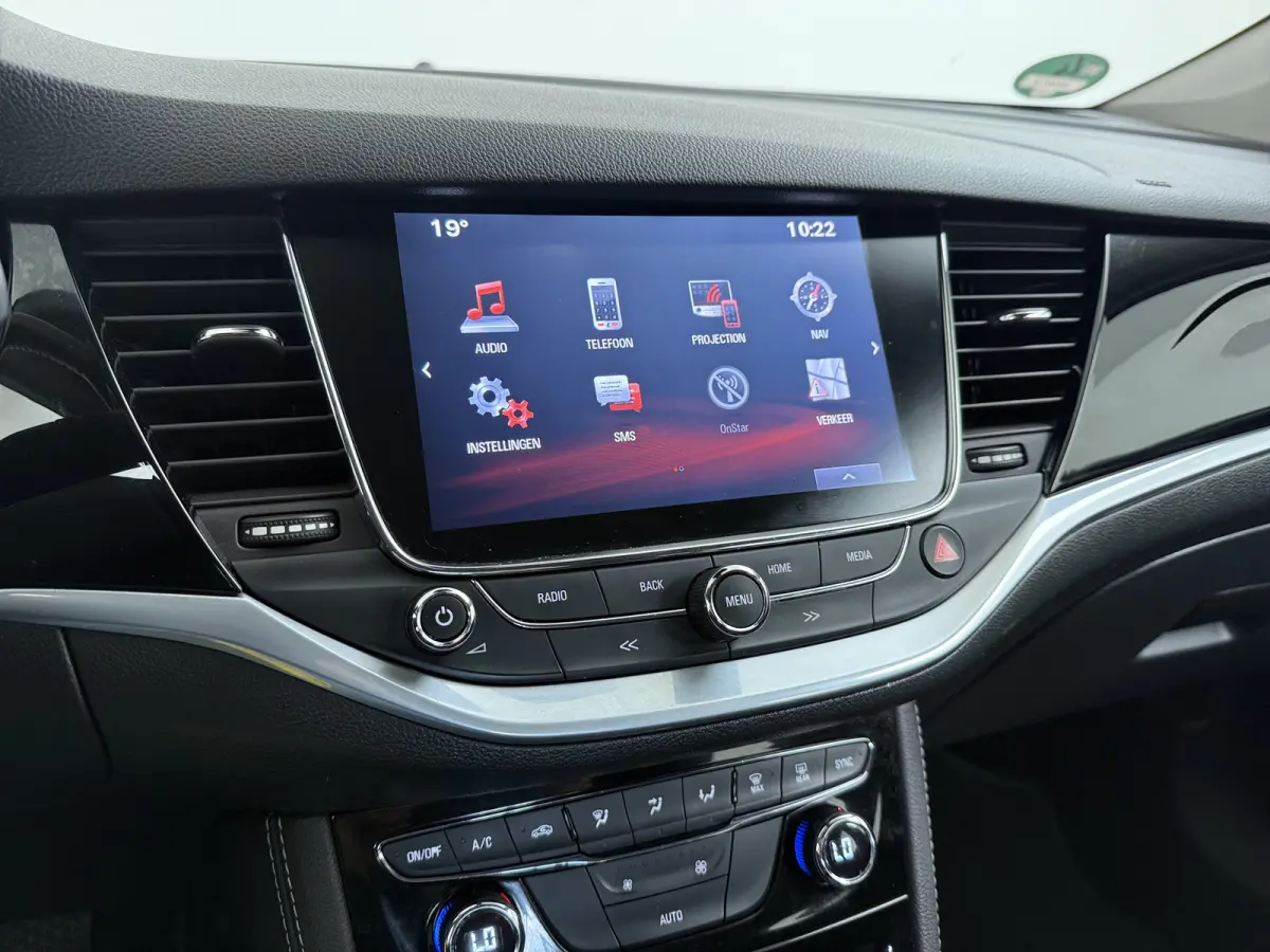 1.0 Innovation / Navigatie / Parkeersensoren / Carplay / Climate Control / 17'' LMV
