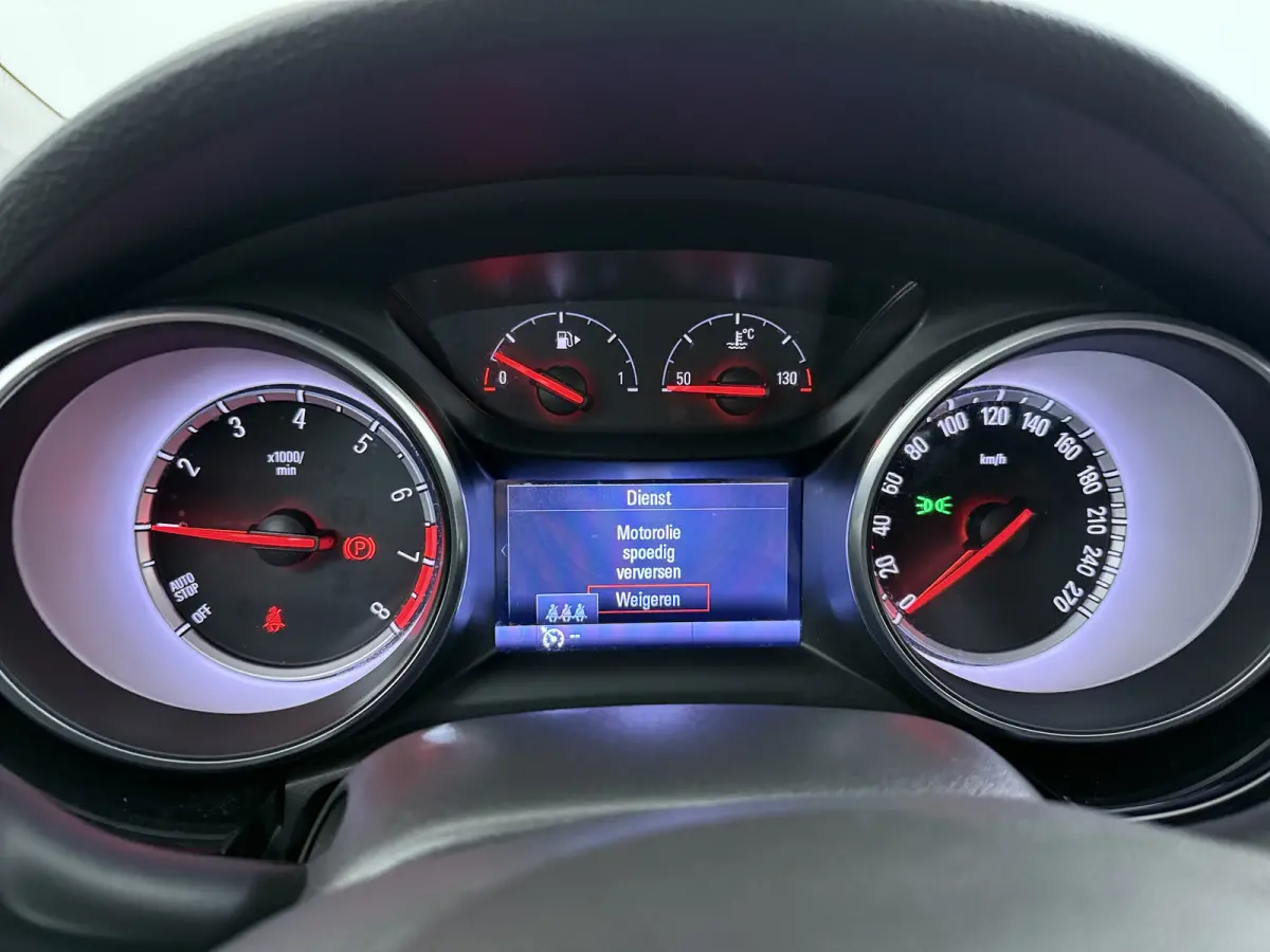 1.0 Innovation / Navigatie / Parkeersensoren / Carplay / Climate Control / 17'' LMV