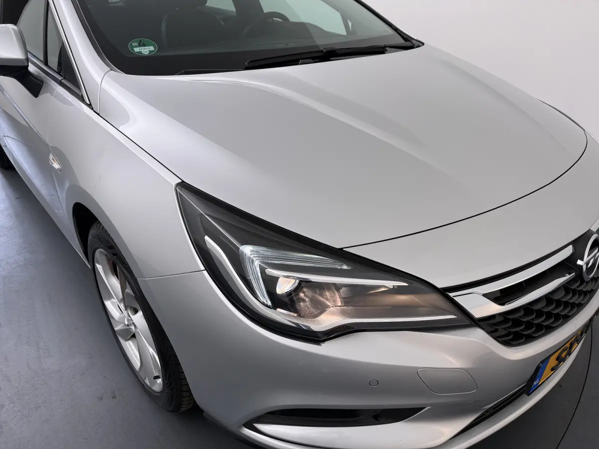 1.0 Innovation / Navigatie / Parkeersensoren / Carplay / Climate Control / 17'' LMV