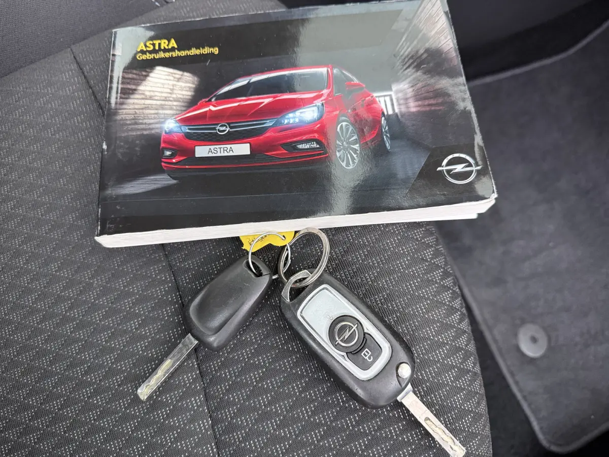 1.0 Innovation / Navigatie / Parkeersensoren / Carplay / Climate Control / 17'' LMV