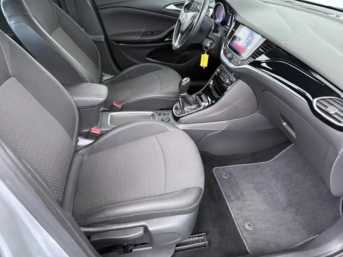 1.0 Innovation / Navigatie / Parkeersensoren / Carplay / Climate Control / 17'' LMV
