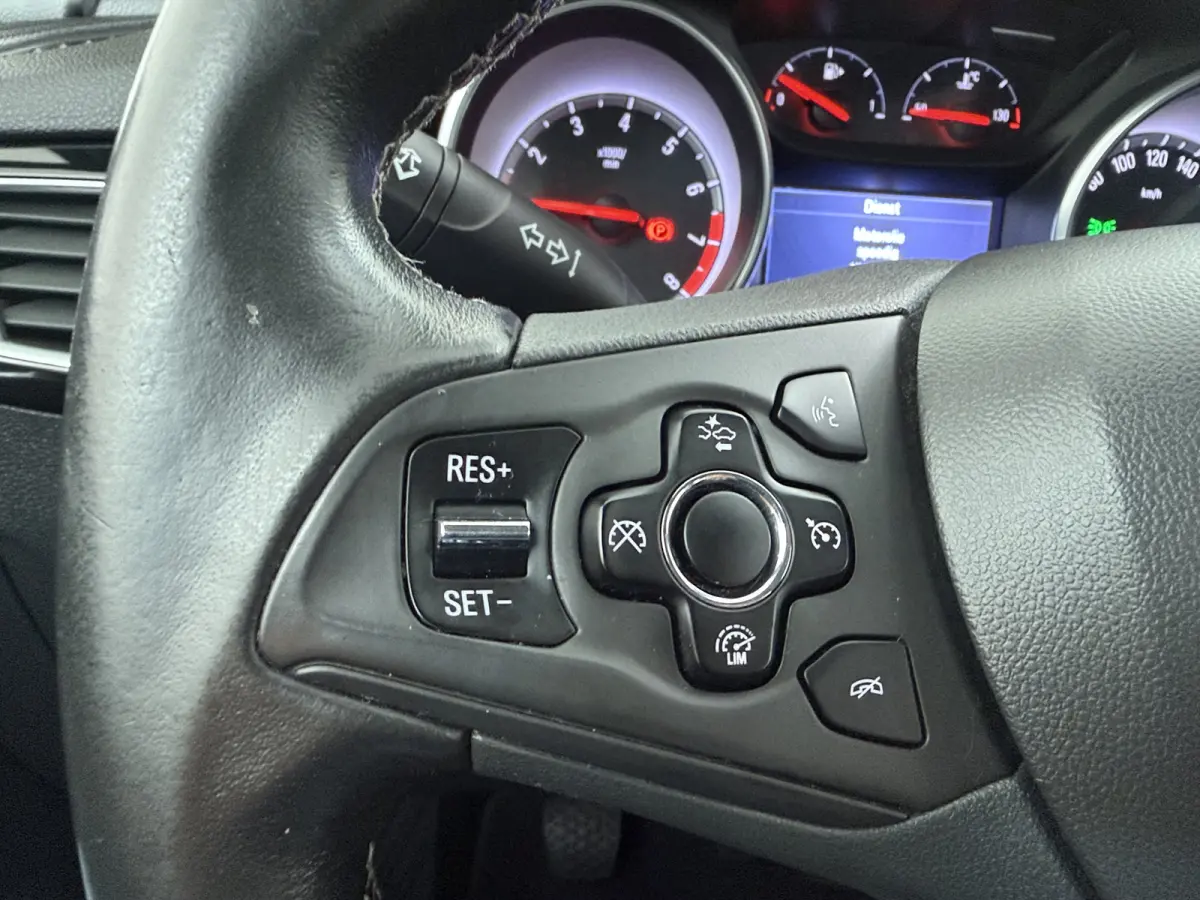 1.0 Innovation / Navigatie / Parkeersensoren / Carplay / Climate Control / 17'' LMV