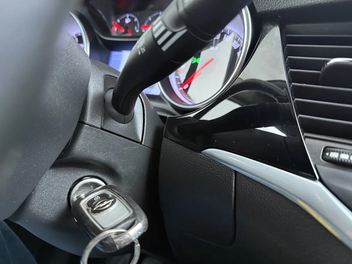 1.0 Innovation / Navigatie / Parkeersensoren / Carplay / Climate Control / 17'' LMV