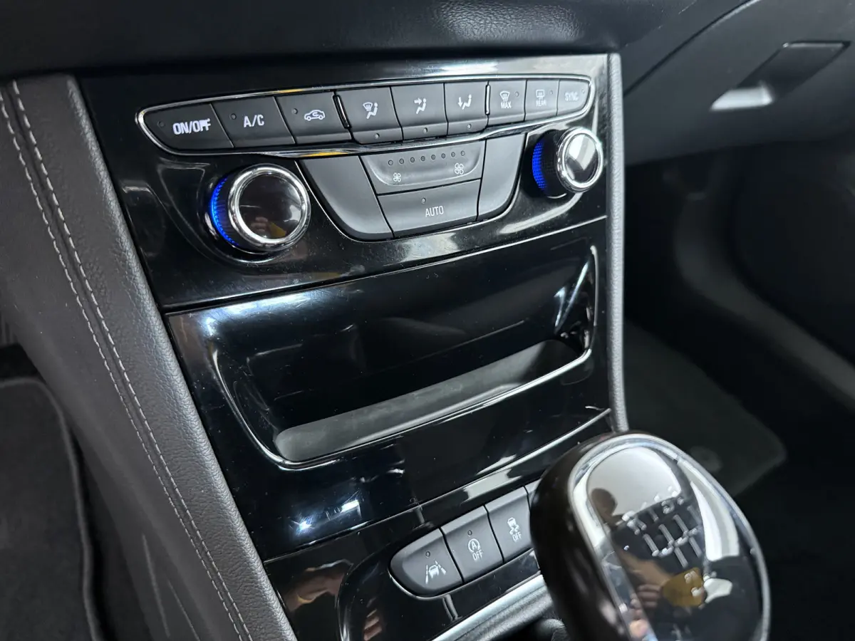 1.0 Innovation / Navigatie / Parkeersensoren / Carplay / Climate Control / 17'' LMV