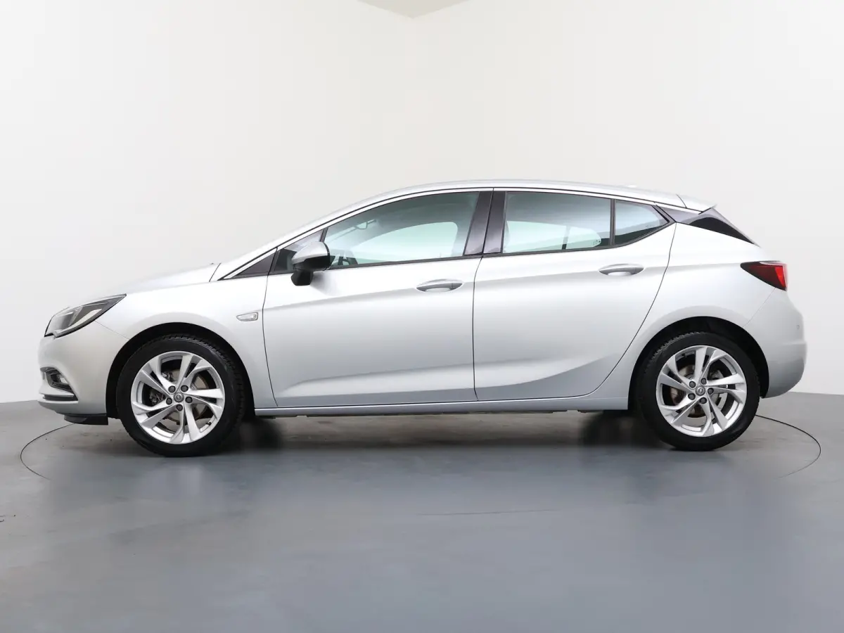 1.0 Innovation / Navigatie / Parkeersensoren / Carplay / Climate Control / 17'' LMV