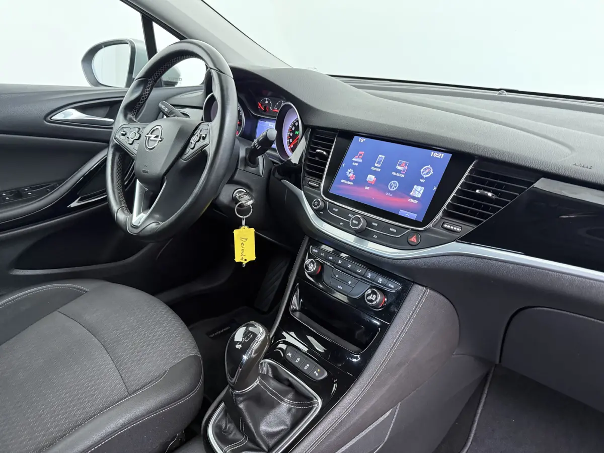 1.0 Innovation / Navigatie / Parkeersensoren / Carplay / Climate Control / 17'' LMV