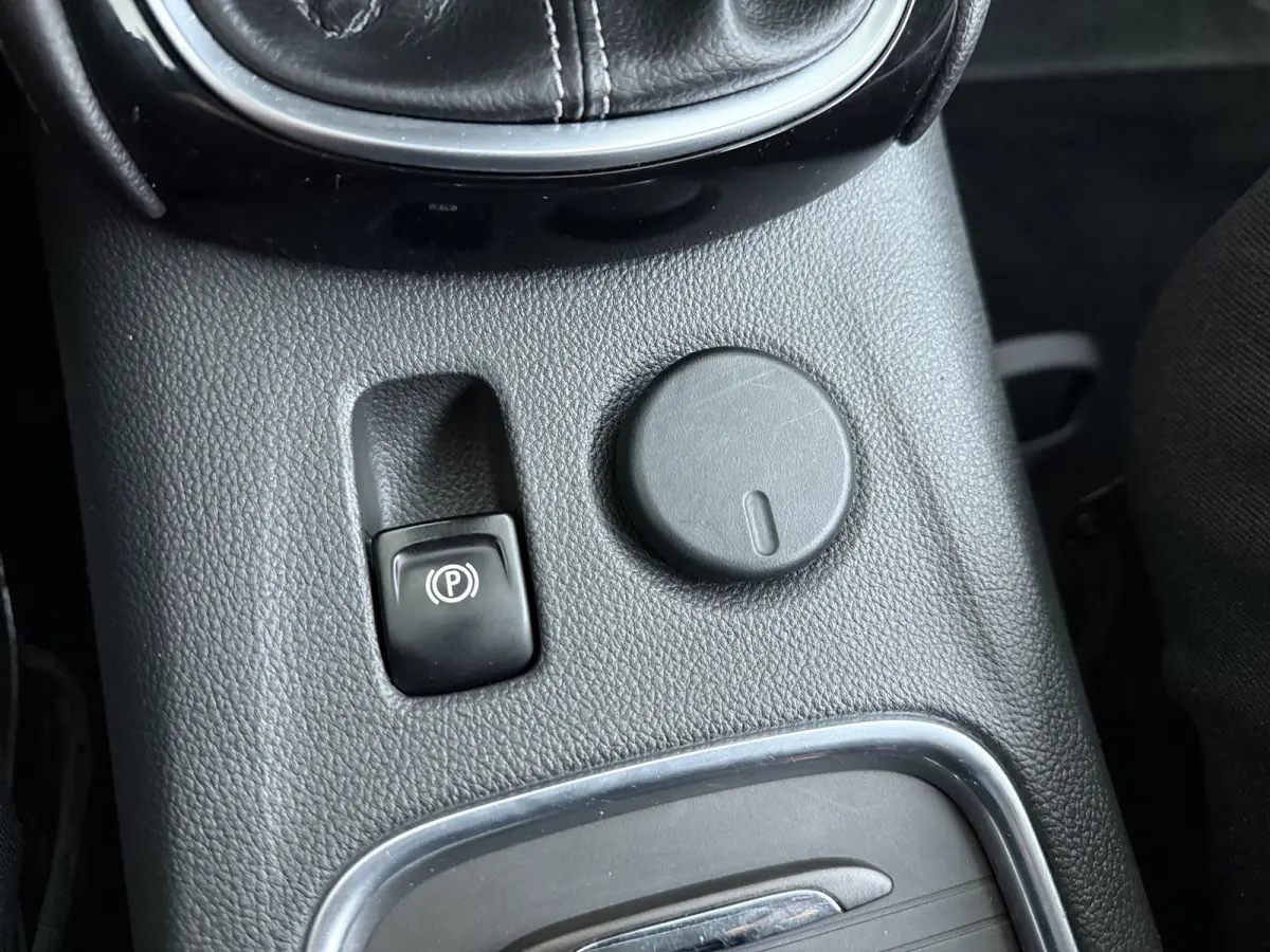 1.0 Innovation / Navigatie / Parkeersensoren / Carplay / Climate Control / 17'' LMV