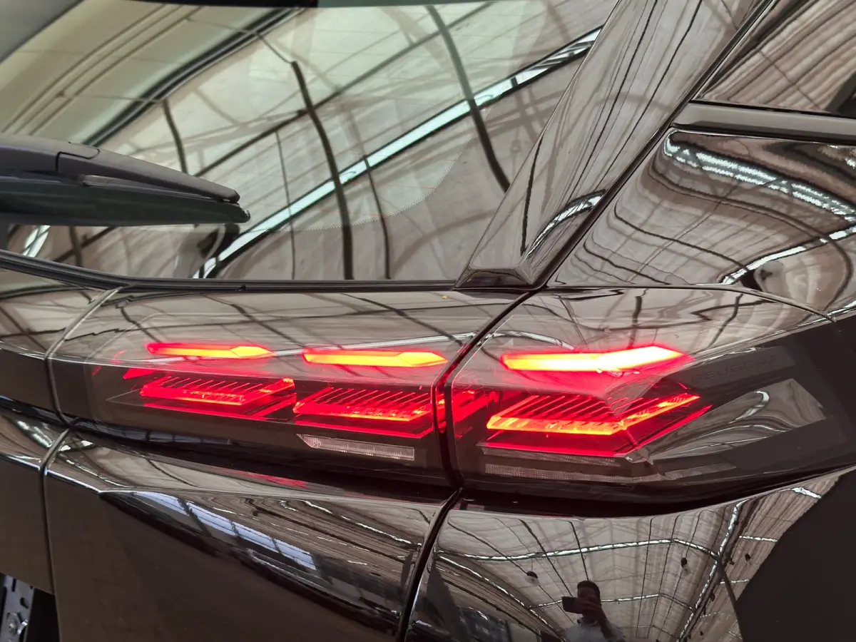 1.2 Hybrid 136 Style Climate | Carplay | Cruise | Parkeersensoren Achter | LED | DAB | Airco (automatisch) | Apple Carplay/Android Auto|telefoonintegratie premium | Cruise control
