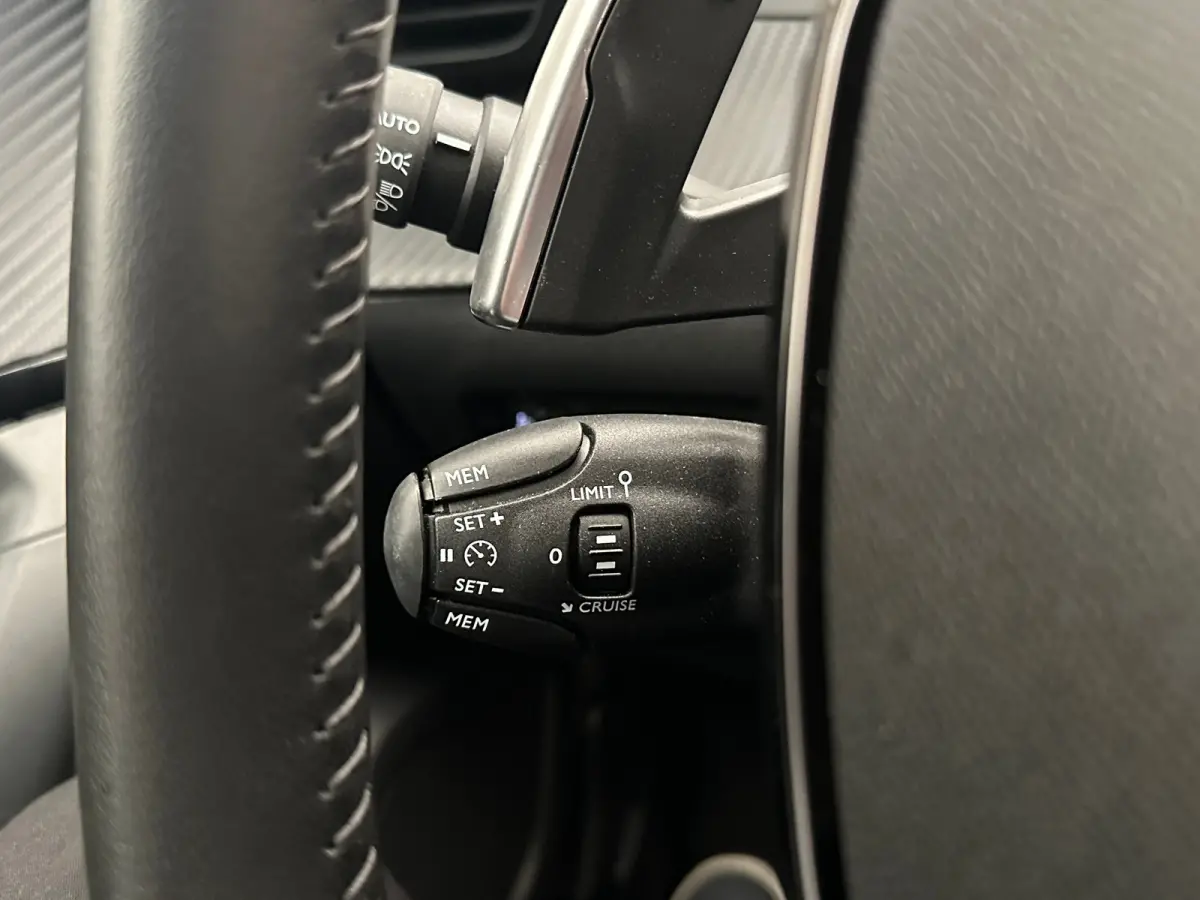 1.2 Hybrid 136 Style Climate | Carplay | Cruise | Parkeersensoren Achter | LED | DAB | Airco (automatisch) | Apple Carplay/Android Auto|telefoonintegratie premium | Cruise control