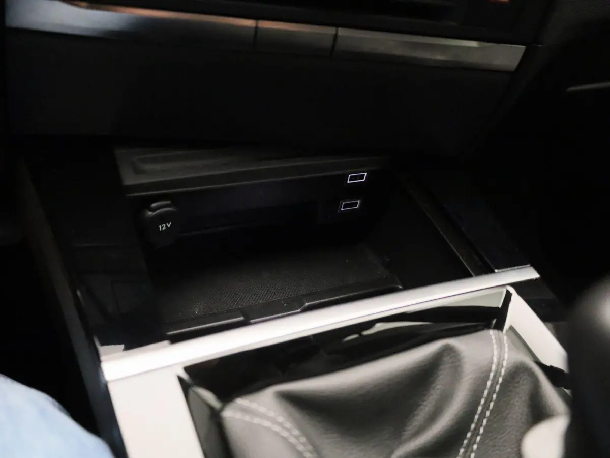 1.2 Turbo | APPLE CARPLAY | ANDROID AUTO | PARKEERSENSOREN | LED VERLICHTING | DIGITAL COCKPIT | RIJSTROOKHULP | COMFORT STOELEN | CRUISE CONTROL | LICHTMETALEN VELGEN |