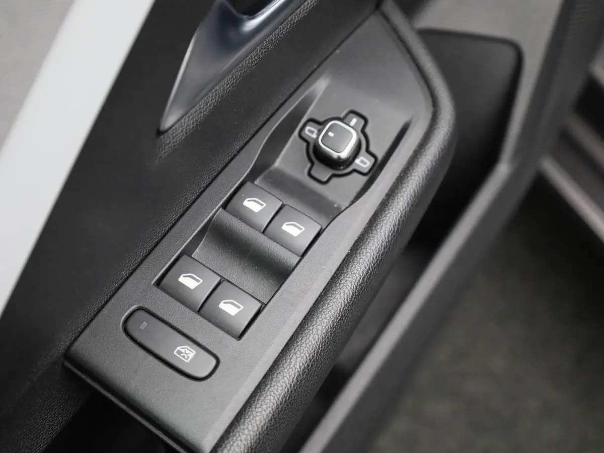 1.2 Turbo | APPLE CARPLAY | ANDROID AUTO | PARKEERSENSOREN | LED VERLICHTING | DIGITAL COCKPIT | RIJSTROOKHULP | COMFORT STOELEN | CRUISE CONTROL | LICHTMETALEN VELGEN |