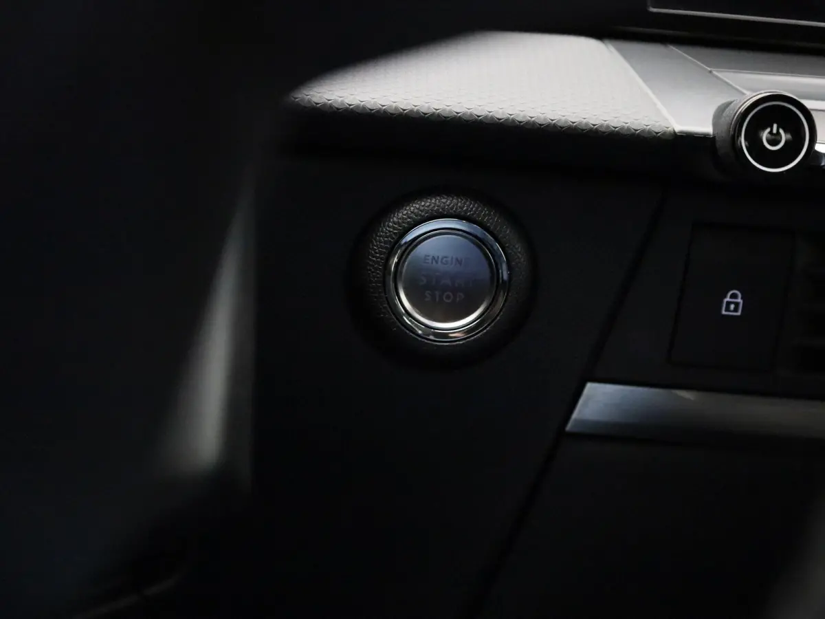 1.2 Turbo | APPLE CARPLAY | ANDROID AUTO | PARKEERSENSOREN | LED VERLICHTING | DIGITAL COCKPIT | RIJSTROOKHULP | COMFORT STOELEN | CRUISE CONTROL | LICHTMETALEN VELGEN |