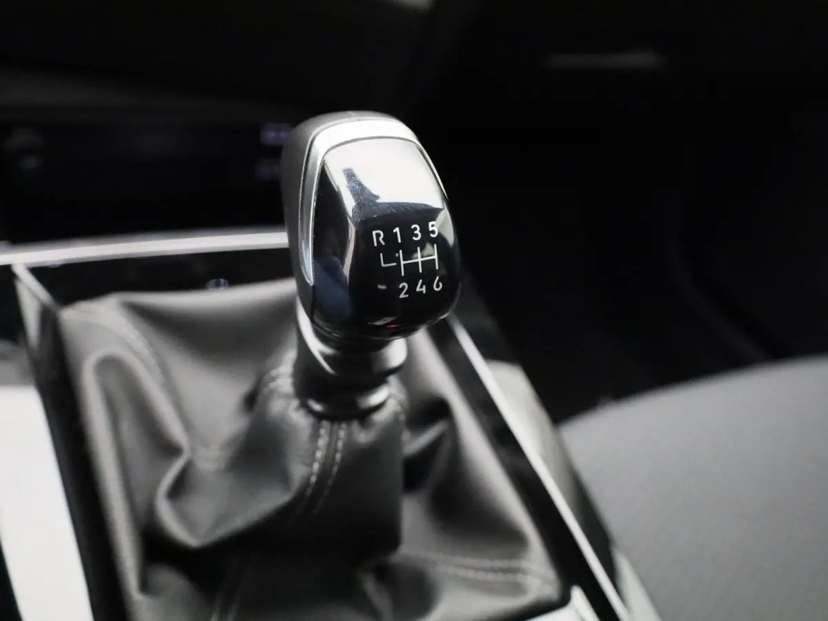 1.2 Turbo | APPLE CARPLAY | ANDROID AUTO | PARKEERSENSOREN | LED VERLICHTING | DIGITAL COCKPIT | RIJSTROOKHULP | COMFORT STOELEN | CRUISE CONTROL | LICHTMETALEN VELGEN |
