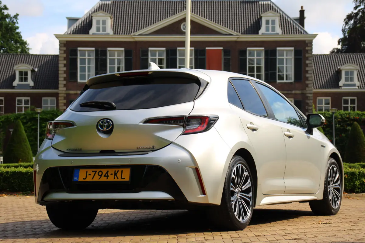 1.8 Hybrid Style | AFNEEMBARE TREKHAAK | CAMERA | PARK SENS V+A | LANE ASSIST | CRUISE | ALL SEASON | NAVI | CLIMA