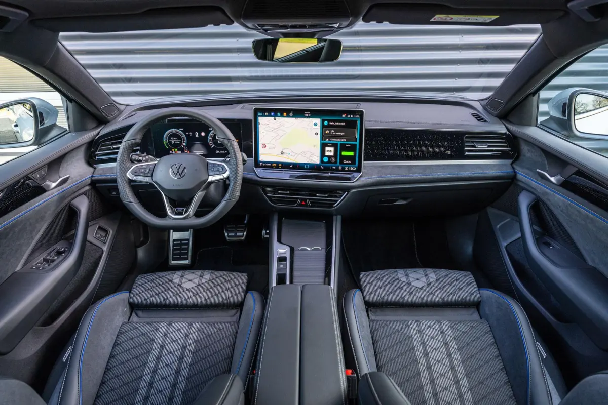1.5 eHybrid 204pk R-Line Edition | Panoramadak | Trekhaak | Harman Kardon Audio