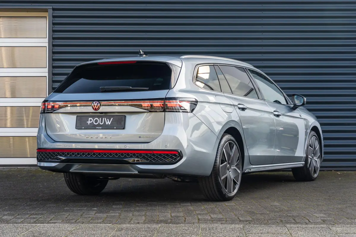 1.5 eHybrid 204pk R-Line Edition | Panoramadak | Trekhaak | Harman Kardon Audio