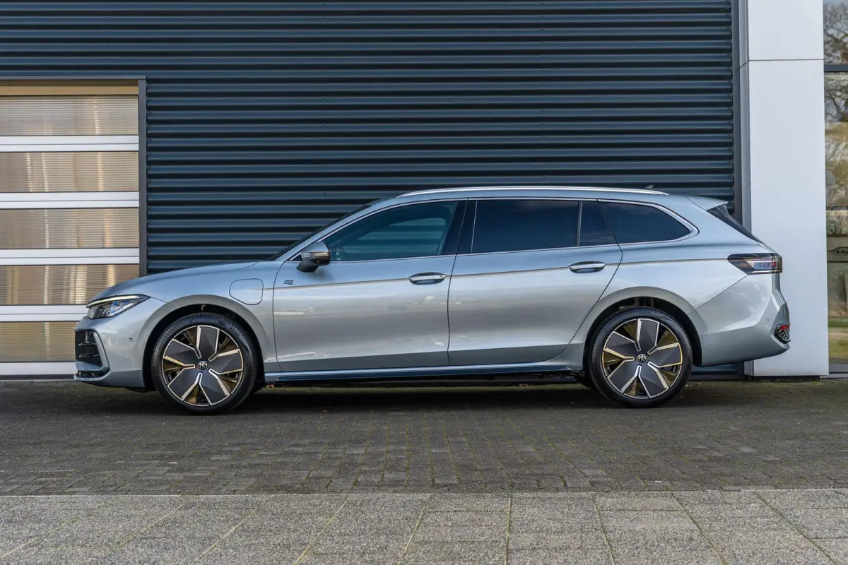 1.5 eHybrid 204pk R-Line Edition | Panoramadak | Trekhaak | Harman Kardon Audio