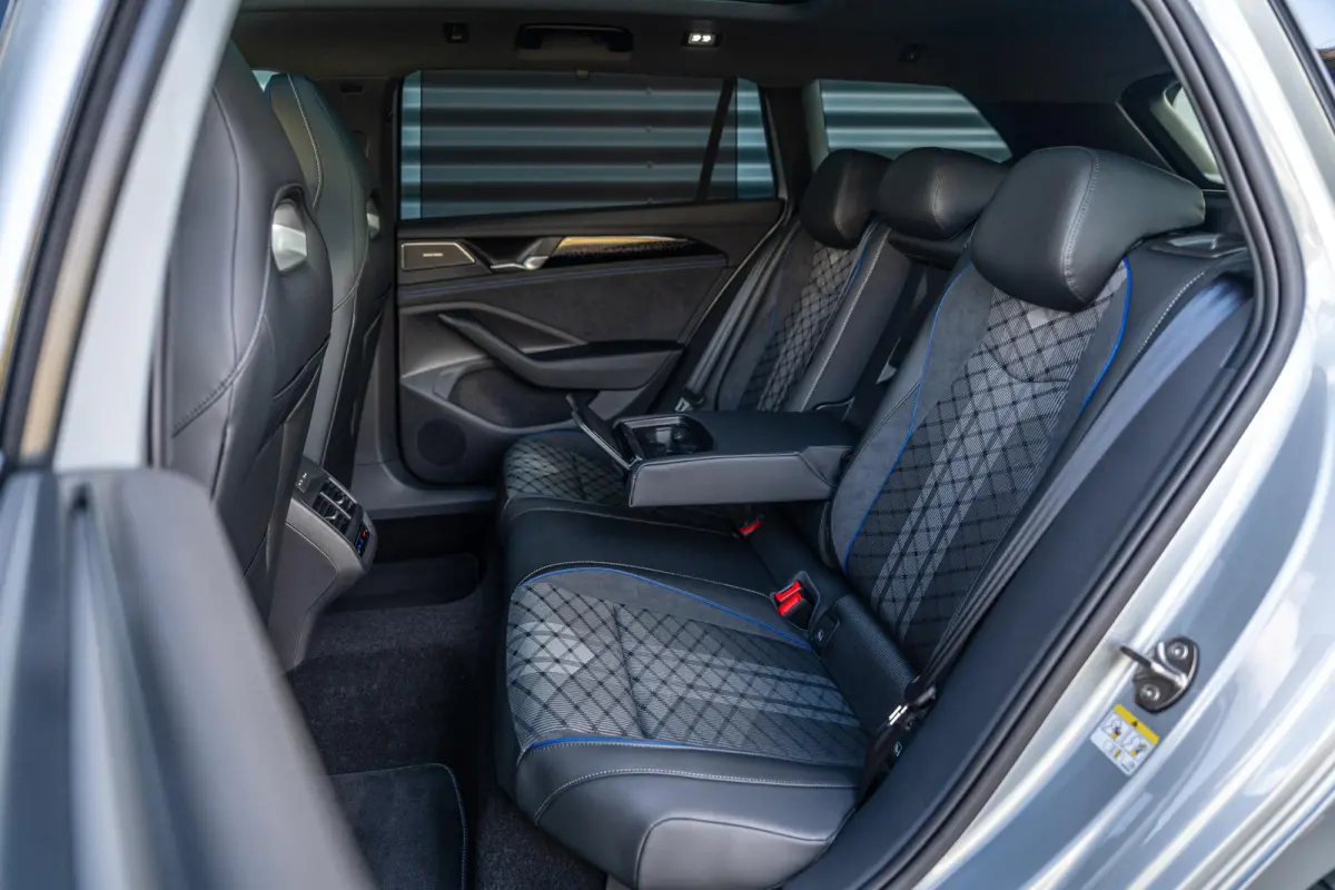 1.5 eHybrid 204pk R-Line Edition | Panoramadak | Trekhaak | Harman Kardon Audio