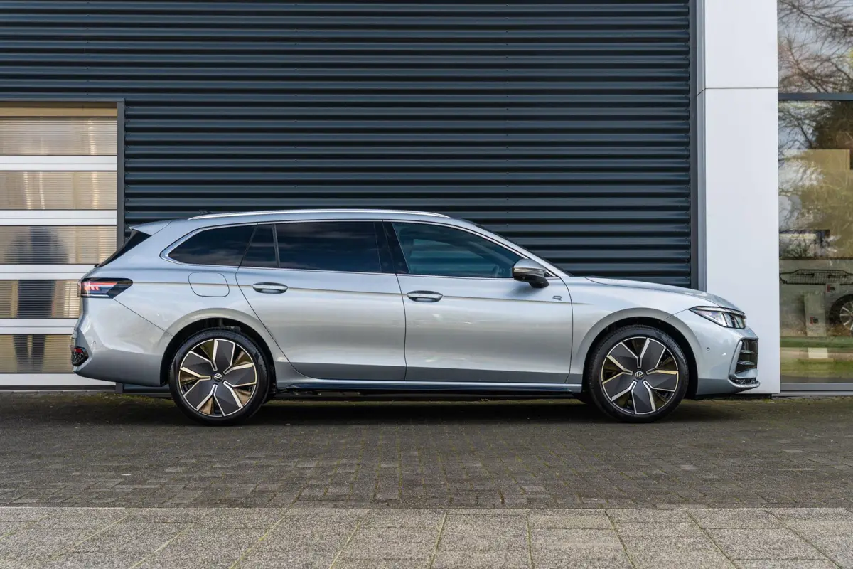 1.5 eHybrid 204pk R-Line Edition | Panoramadak | Trekhaak | Harman Kardon Audio
