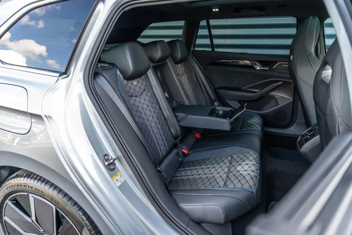 1.5 eHybrid 204pk R-Line Edition | Panoramadak | Trekhaak | Harman Kardon Audio